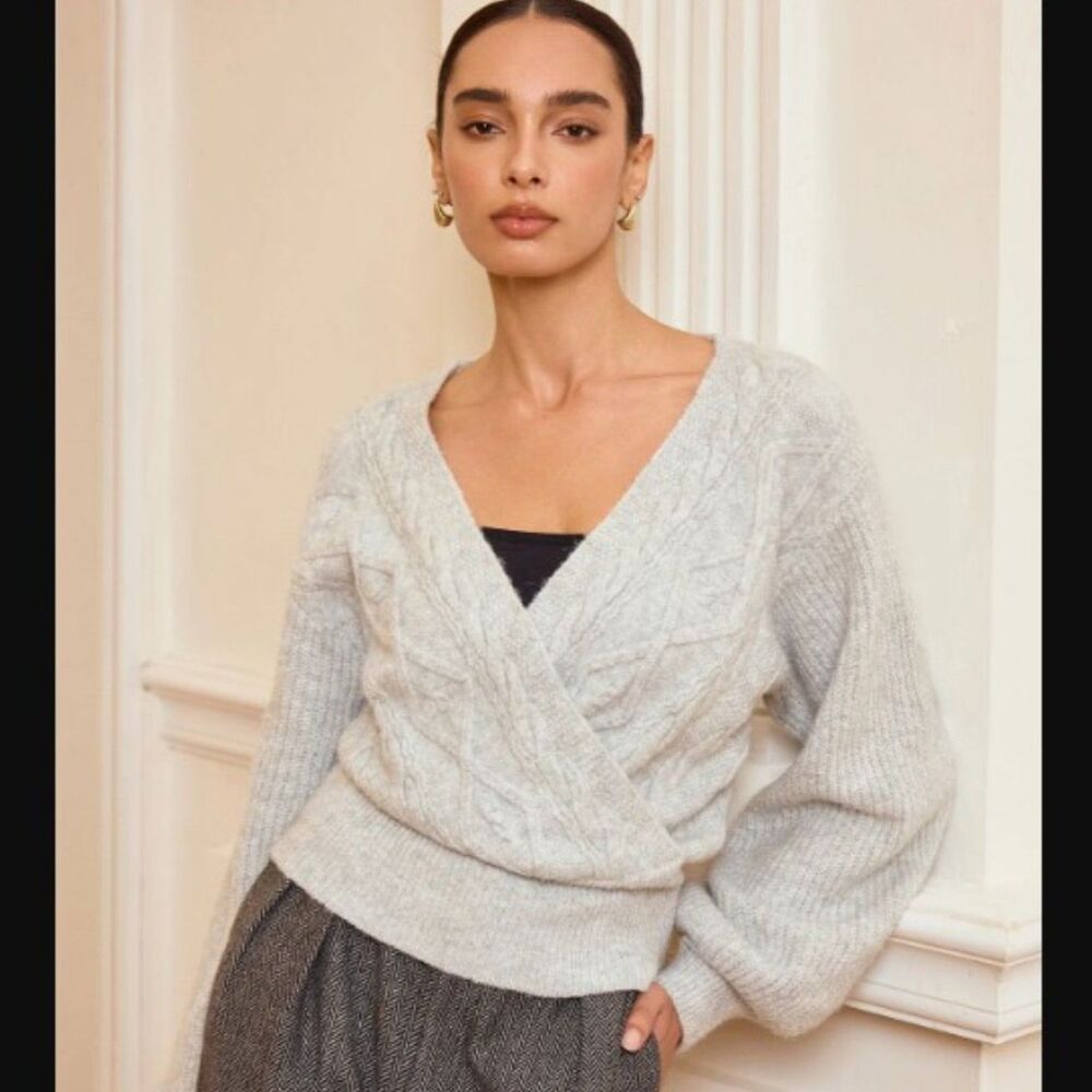 NWT Commense Womens Cable Knit Faux Wrap V-Neck Cropped Sweater Light Grey Large
